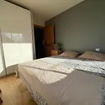וילה Glass And Wood Designer With Garden In Centertown *