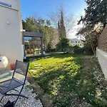 Glass And Wood Designer With Garden In Centertown וילה