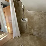 Glass And Wood Designer With Garden In Centertown וילה *