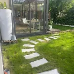 וילה Glass And Wood Designer With Garden In Centertown