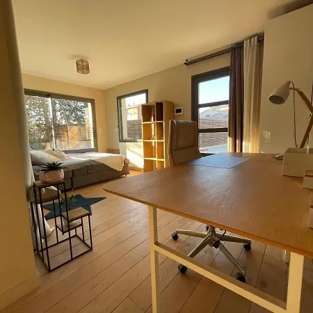 Glass And Wood Designer With Garden In Centertown فيلة