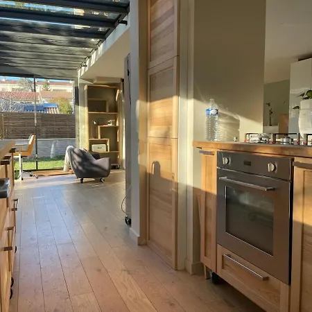 Glass And Wood Designer With Garden In Centertown فيلة