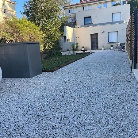 Glass And Wood Designer With Garden In Centertown Villa