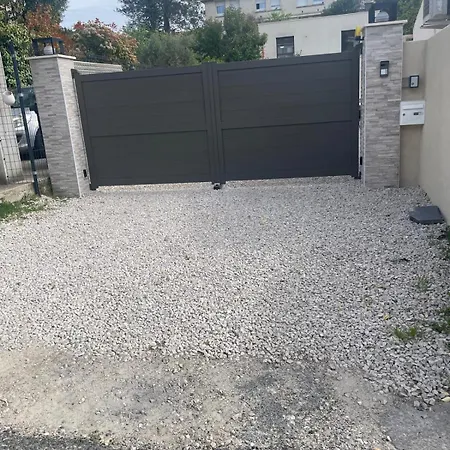 Glass And Wood Designer With Garden In Centertown Villa *