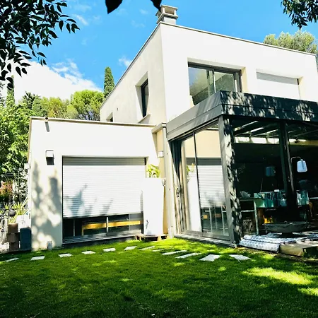 Villa Glass And Wood Designer With Garden In Centertown *