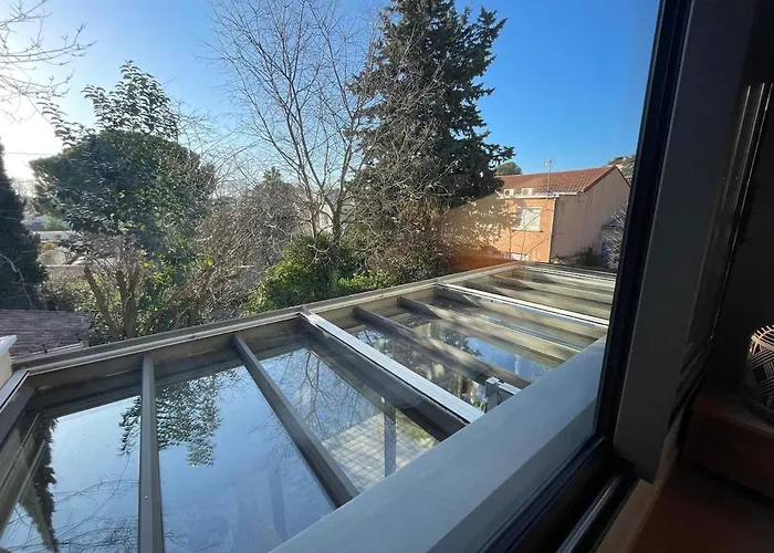 Glass And Wood Designer With Garden In Centertown 别墅