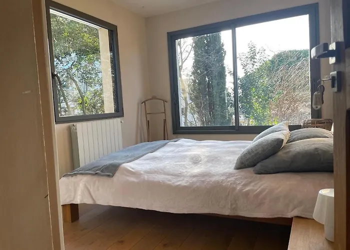 别墅 Glass And Wood Designer With Garden In Centertown *