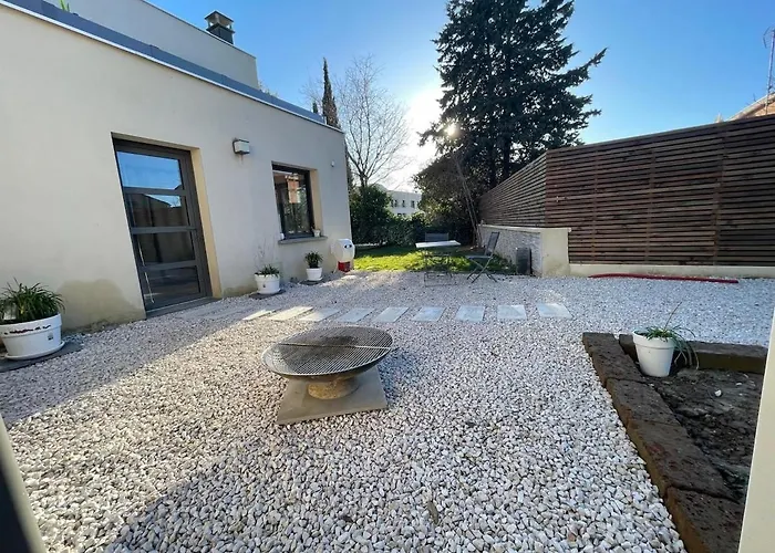Glass And Wood Designer With Garden In Centertown *