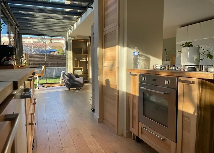 Glass And Wood Designer With Garden In Centertown 别墅