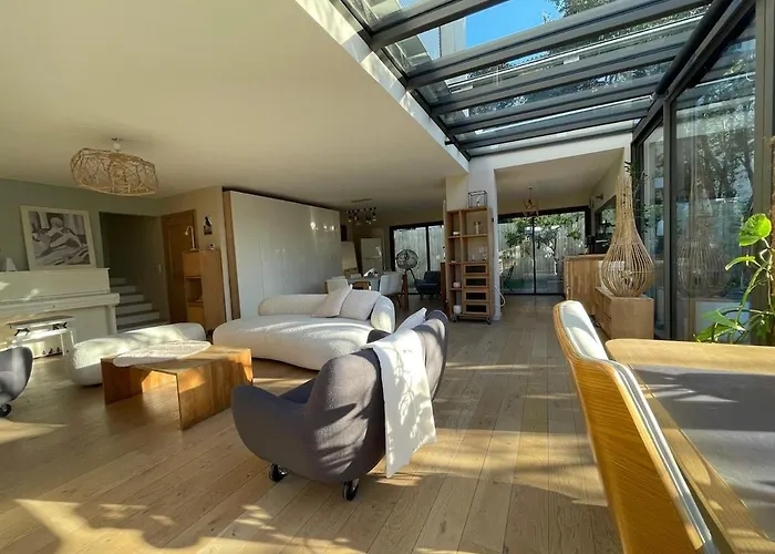 Glass And Wood Designer With Garden In Centertown 别墅 *