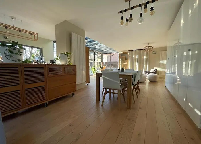 Glass And Wood Designer With Garden In Centertown *