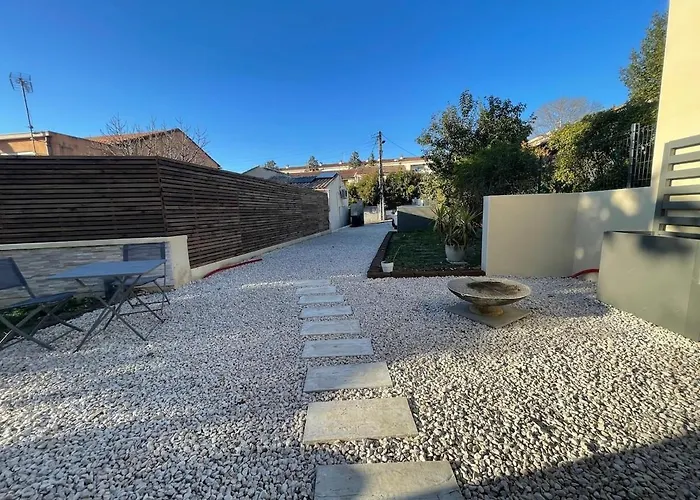 别墅 Glass And Wood Designer With Garden In Centertown