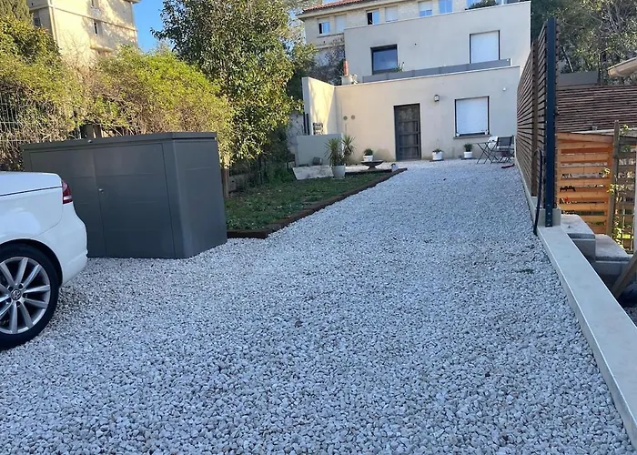 Glass And Wood Designer With Garden In Centertown 别墅