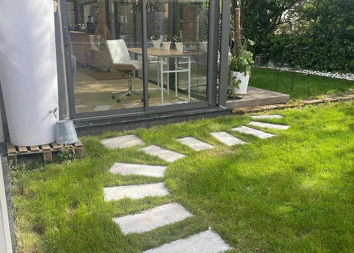 别墅 Glass And Wood Designer With Garden In Centertown