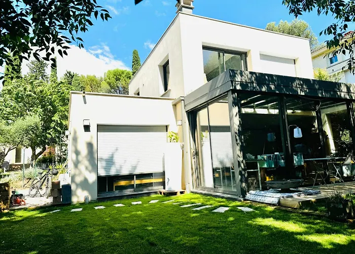 别墅 Glass And Wood Designer With Garden In Centertown *