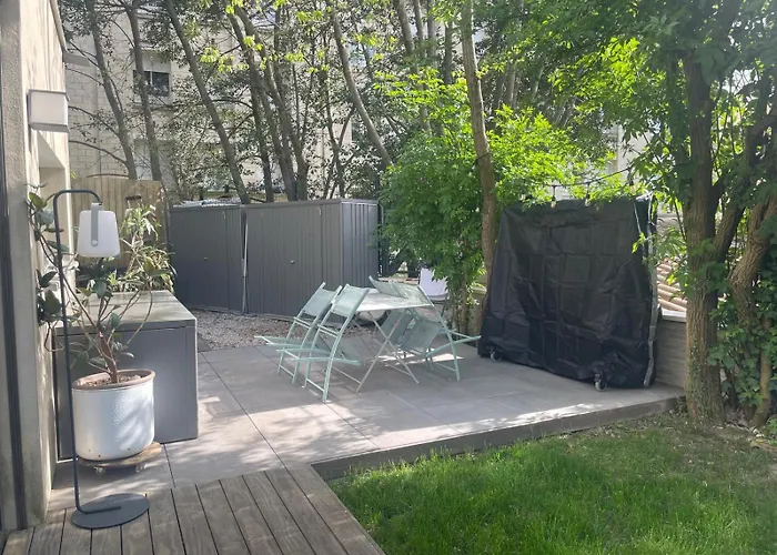 Glass And Wood Designer With Garden In Centertown *